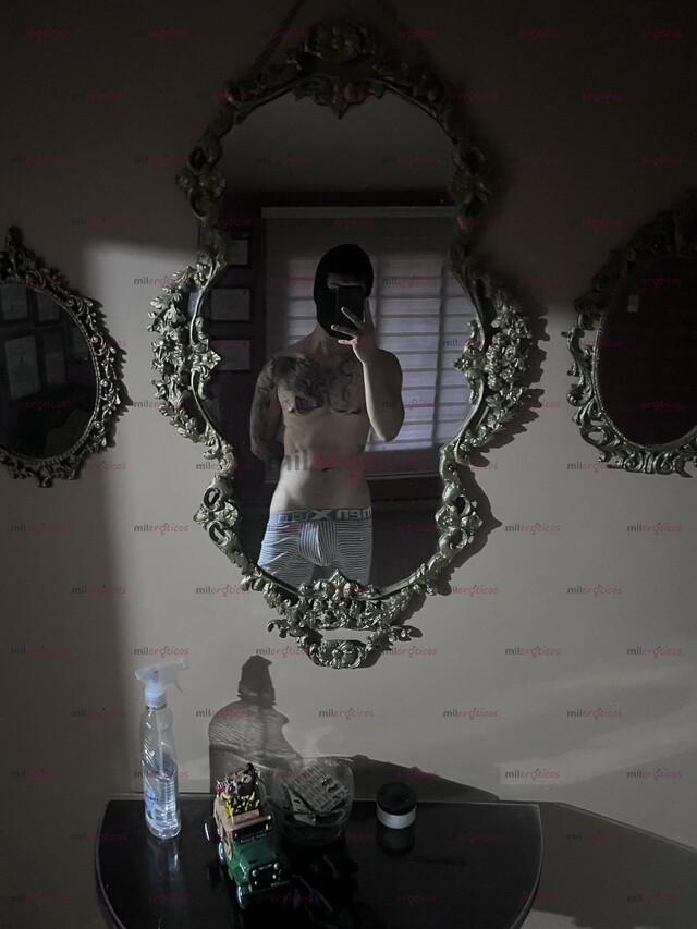 FOTOS DE PAISA BLANCO TATUADO, CON VERGA GRANDE, ACUERPADO Y CON UNA ACTITUD CHIMBA.