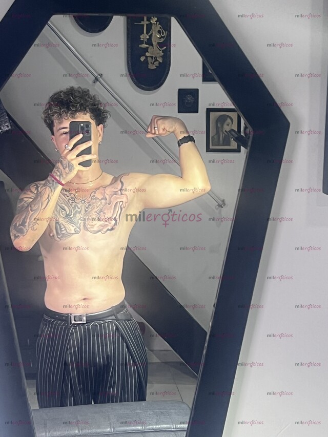 FOTOS DE PAISA BLANCO TATUADO, CON VERGA GRANDE, ACUERPADO Y CON UNA ACTITUD CHIMBA.