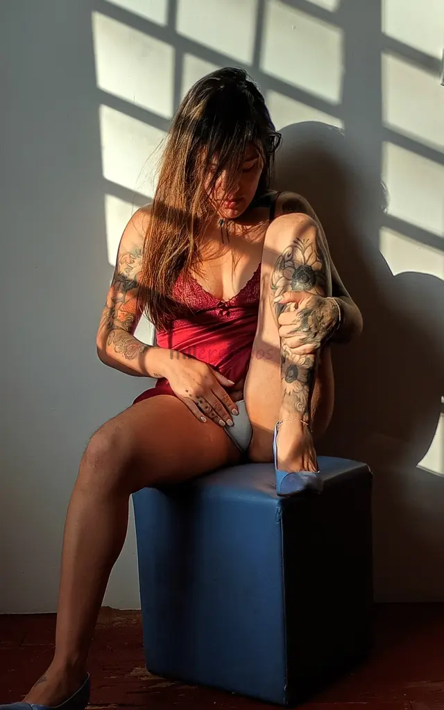 So atendo onlineoi sou a vanessa morena tatuada provocante e dona de um olhar que vai ser dificil esquecergosto de provocar realizar desejos e transfo...