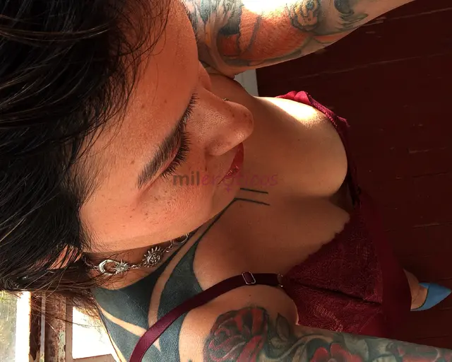 So atendo onlineoi sou a vanessa morena tatuada provocante e dona de um olhar que vai ser dificil esquecergosto de provocar realizar desejos e transfo...