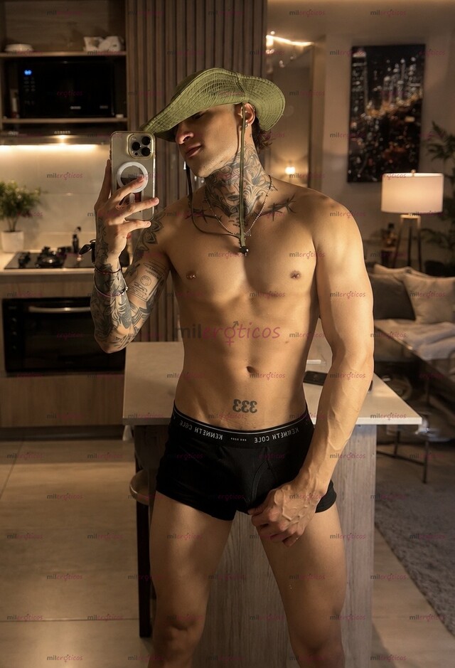 FOTOS DE HEY , JOVEN TATUADO ATLÉTICO LISTO PARA COMPLACERLO
