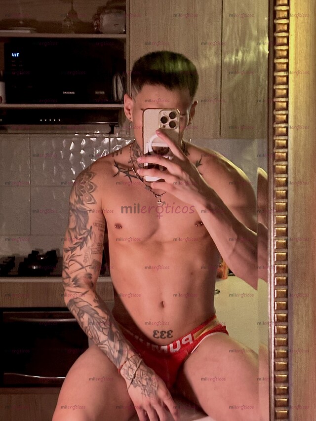 FOTOS DE HEY , JOVEN TATUADO ATLÉTICO LISTO PARA COMPLACERLO