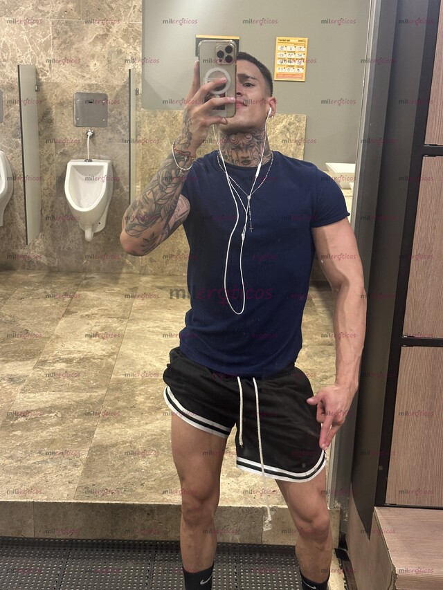 FOTOS DE HEY , JOVEN TATUADO ATLÉTICO LISTO PARA COMPLACERLO