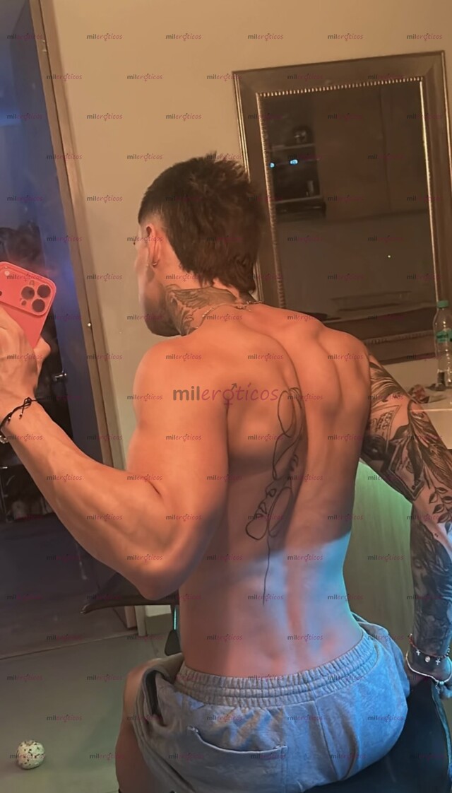 FOTOS DE HEY , JOVEN TATUADO ATLÉTICO LISTO PARA COMPLACERLO