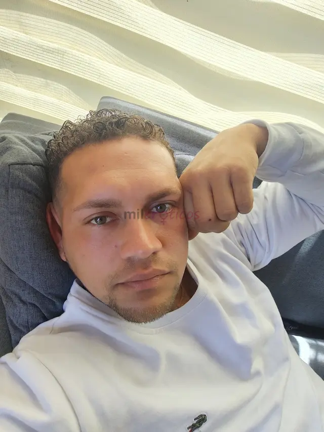 Soy aseado y discreto me encanta oler bien disfruto lo que hago y conozco personas nuevas aparte que me gusta conversar y hacer sentir bien a mis clie...