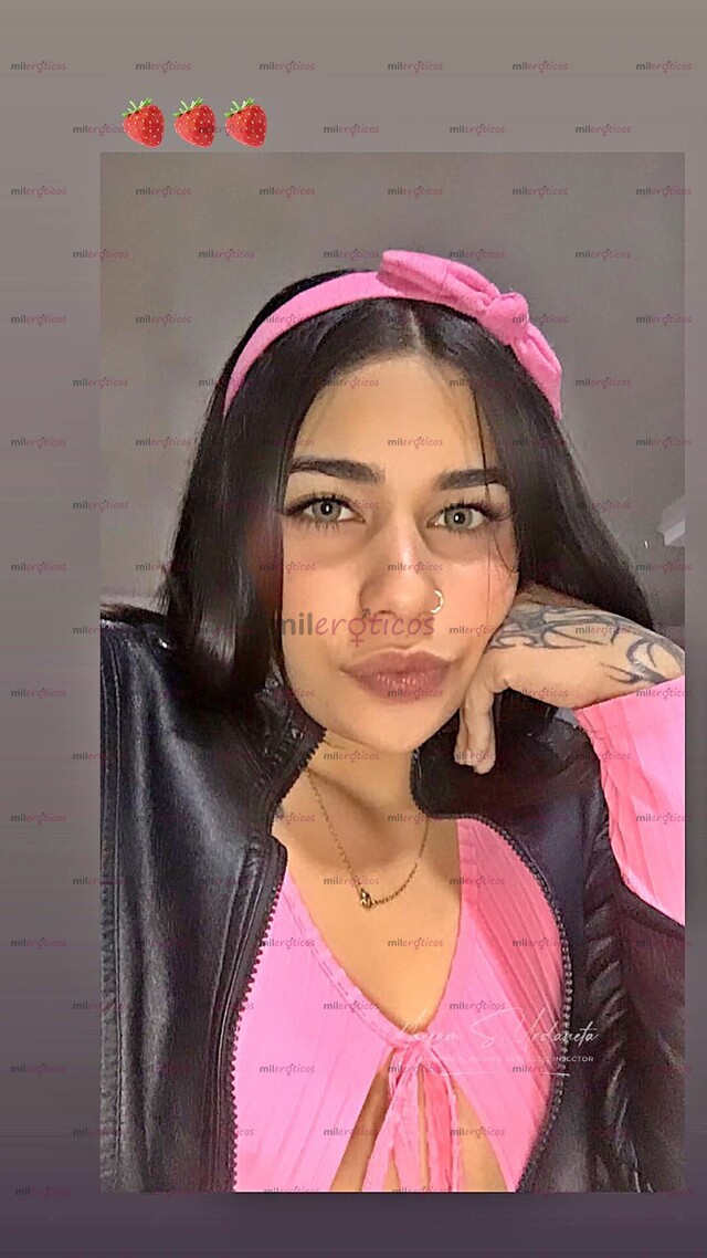 FOTOS DE UNA CHICHA BAJITA DE CABELLO NEGRO Y OJOS CLAROS FLACA CON UNOS TATUAJES LINDOS