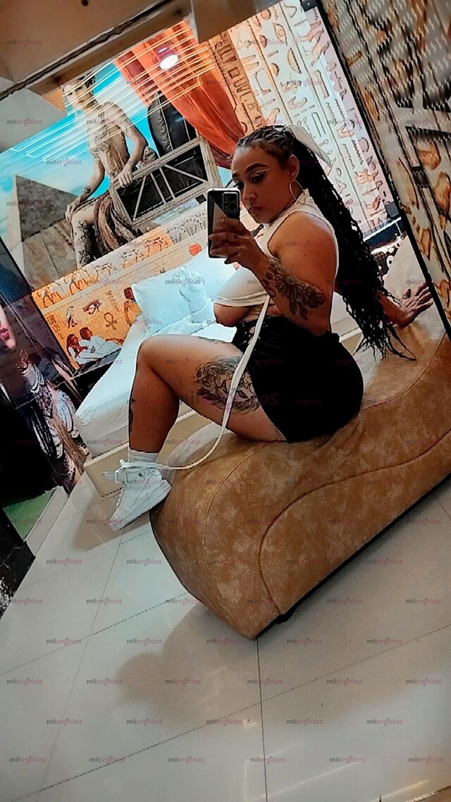 FOTOS DE HILARY HERMOSA CURVILÍNEA DE SENOS GRANDES Y RICOS