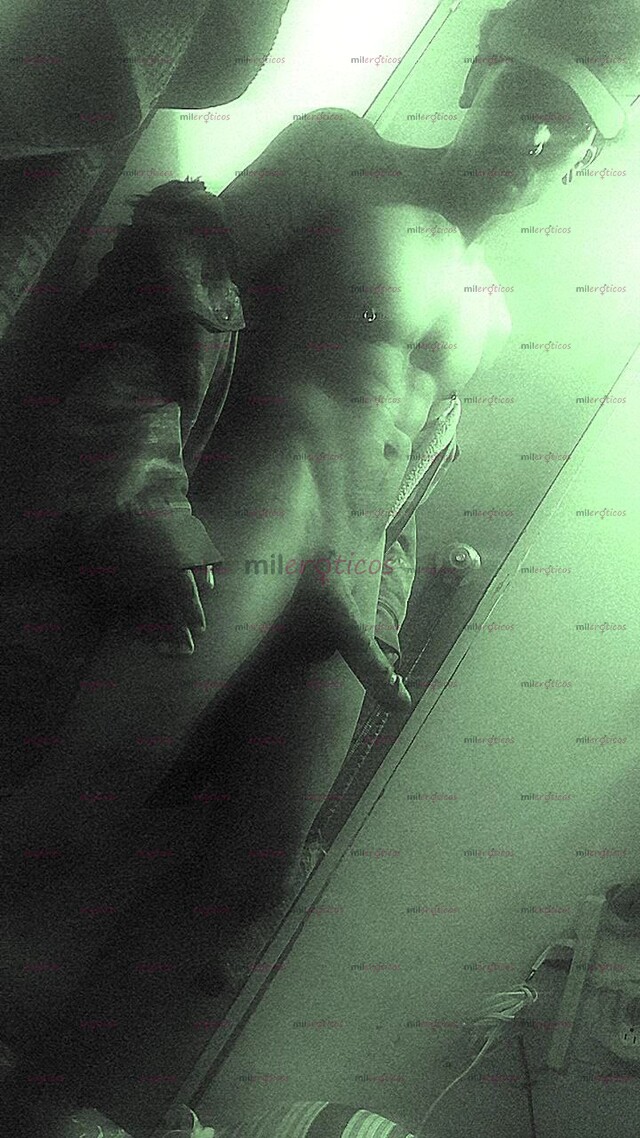 FOTOS DE HOMBRE MORENO Y FUERTE QUE QUIERE QUE PASES UN MOMENTO INCREÍBLE Y PLACENTERO