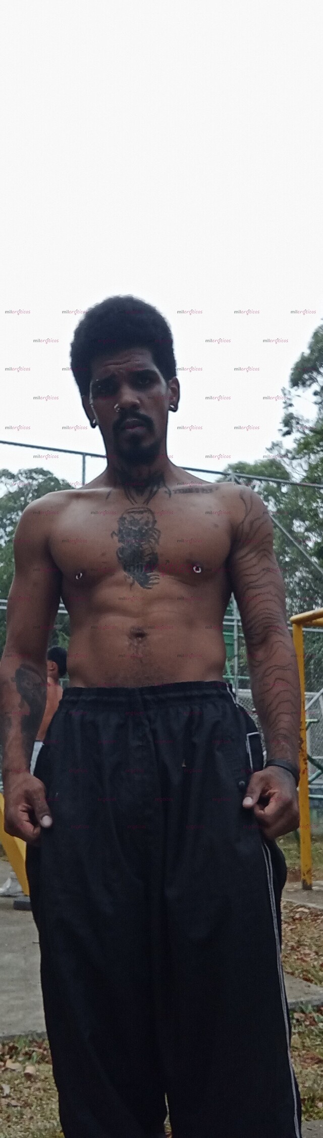 FOTOS DE HOMBRE MORENO Y FUERTE QUE QUIERE QUE PASES UN MOMENTO INCREÍBLE Y PLACENTERO