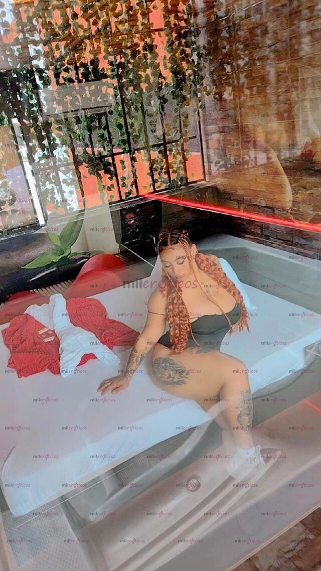 FOTOS DE HILARY HERMOSA CURVILÍNEA DE SENOS TALLA GRANDE