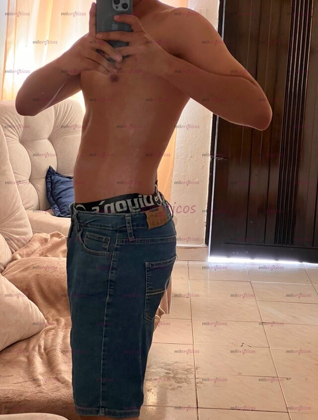 FOTOS DE JOVEN UNIVERSITARIO SERIO DELGADO Y COMPLACIENTE DISPUESTO A LO QUE PIDAS