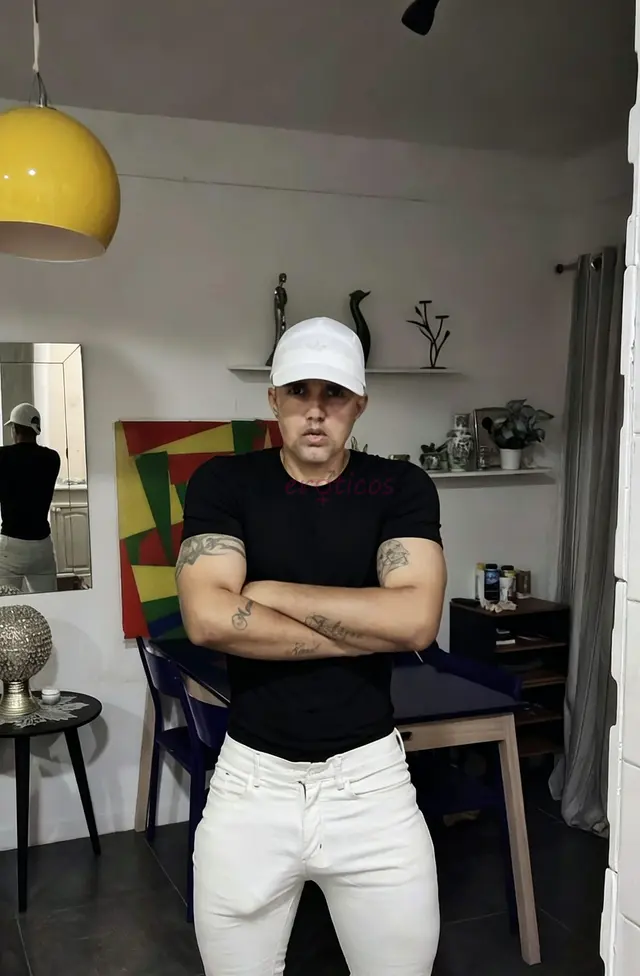 Ola me chamo gabriel brasileiro nascido no rio de janeiro 35 anos homem masculo discreto intenso e sempre pronto para proporcionar momentos inesqueciv...