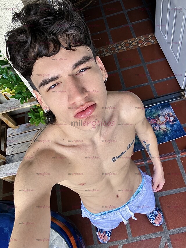 FOTOS DE AVAILABLE NOW. CHRISTOPHER BACH. ADULT CONTENT CREATOR TWINK