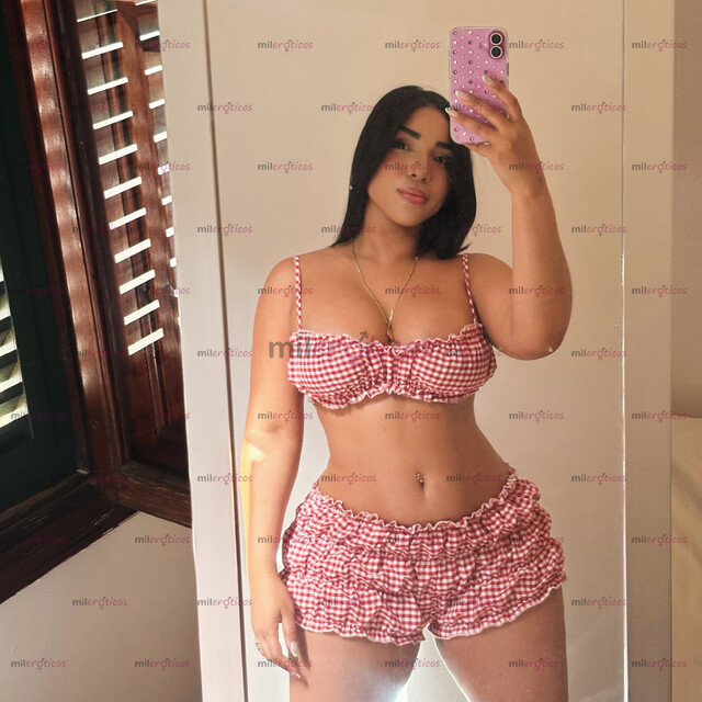 FOTOS DE SOY UNA MORENA, FEMENINA Y MUY SENSUAL CON CURVAS PRONUNCIADAS, CON UNA PERSONA