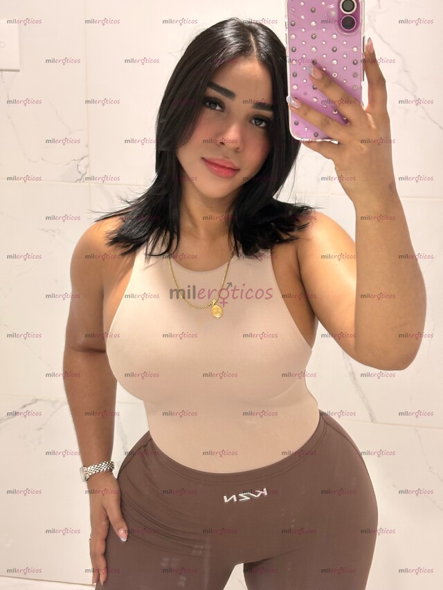 FOTOS DE SOY UNA MORENA, FEMENINA Y MUY SENSUAL CON CURVAS PRONUNCIADAS, CON UNA PERSONA