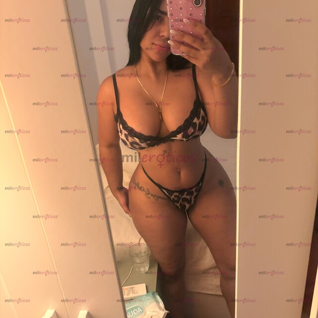 FOTOS DE SOY UNA MORENA, FEMENINA Y MUY SENSUAL CON CURVAS PRONUNCIADAS, CON UNA PERSONA
