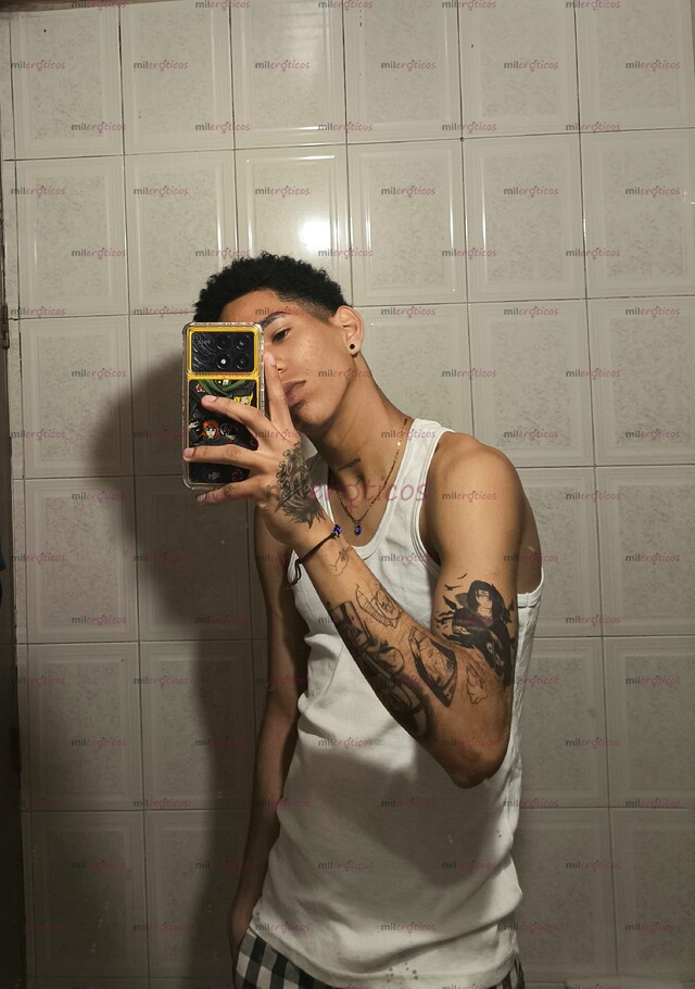 FOTOS DE MORENITO JOVEN DE 22 AÑOS CON BUEN TAMAÑO