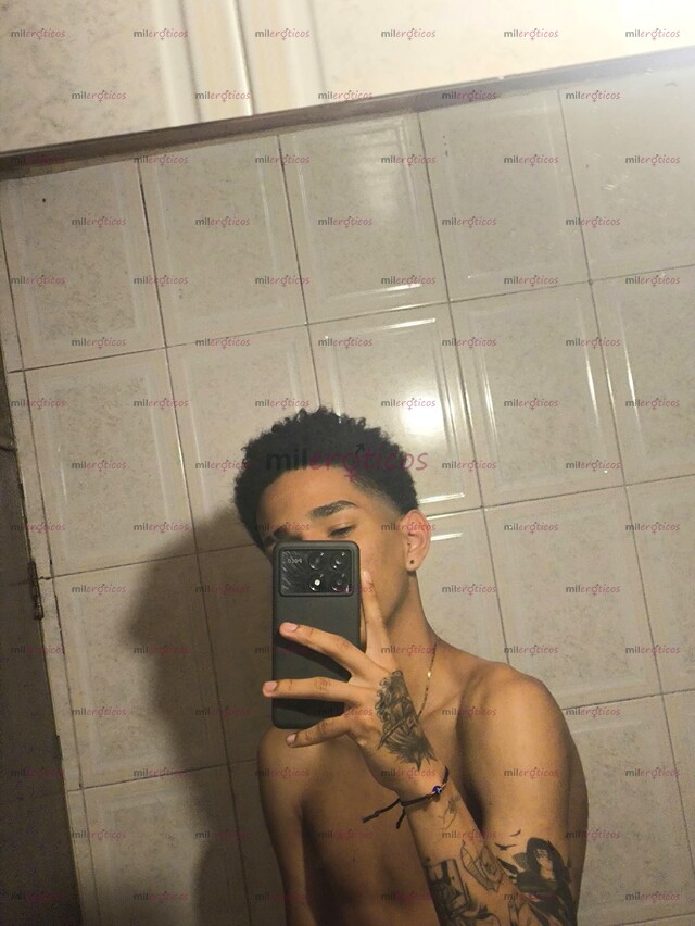 FOTOS DE MORENITO JOVEN DE 22 AÑOS CON BUEN TAMAÑO