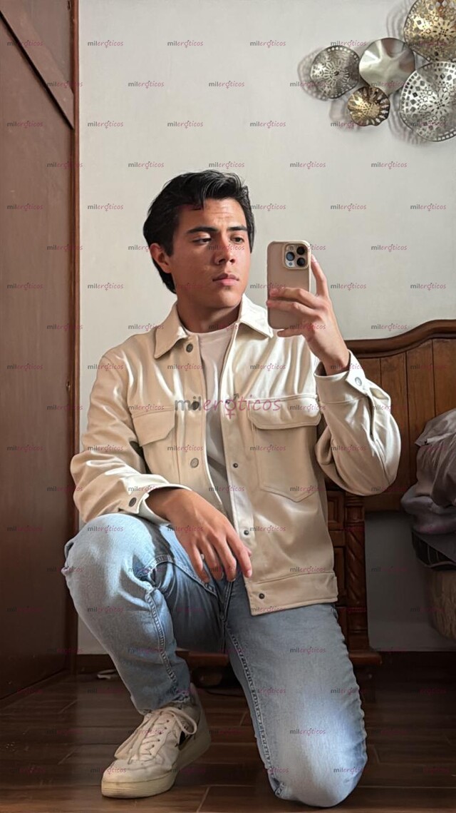 FOTOS DE CHICO UNIVERSITARIO COMPLACIENTE Y CARIÑOSO
