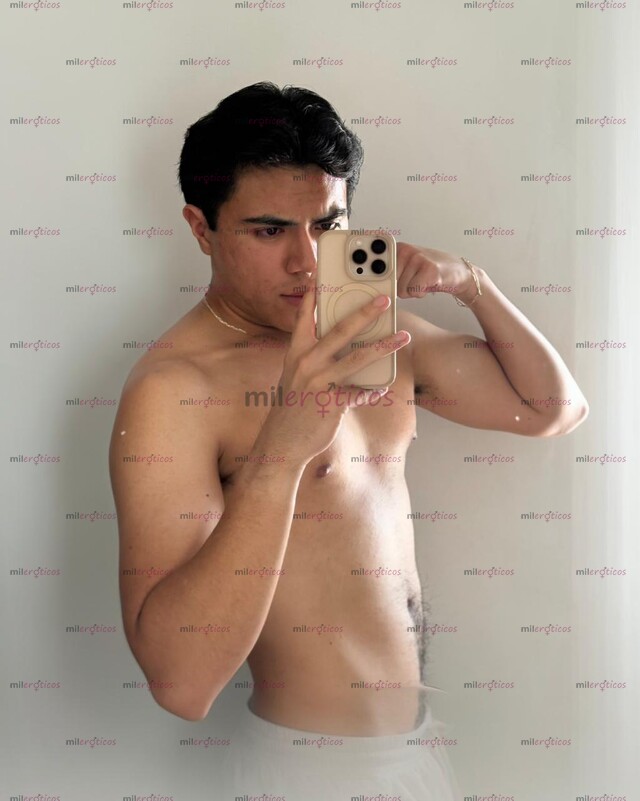 FOTOS DE CHICO UNIVERSITARIO COMPLACIENTE Y CARIÑOSO