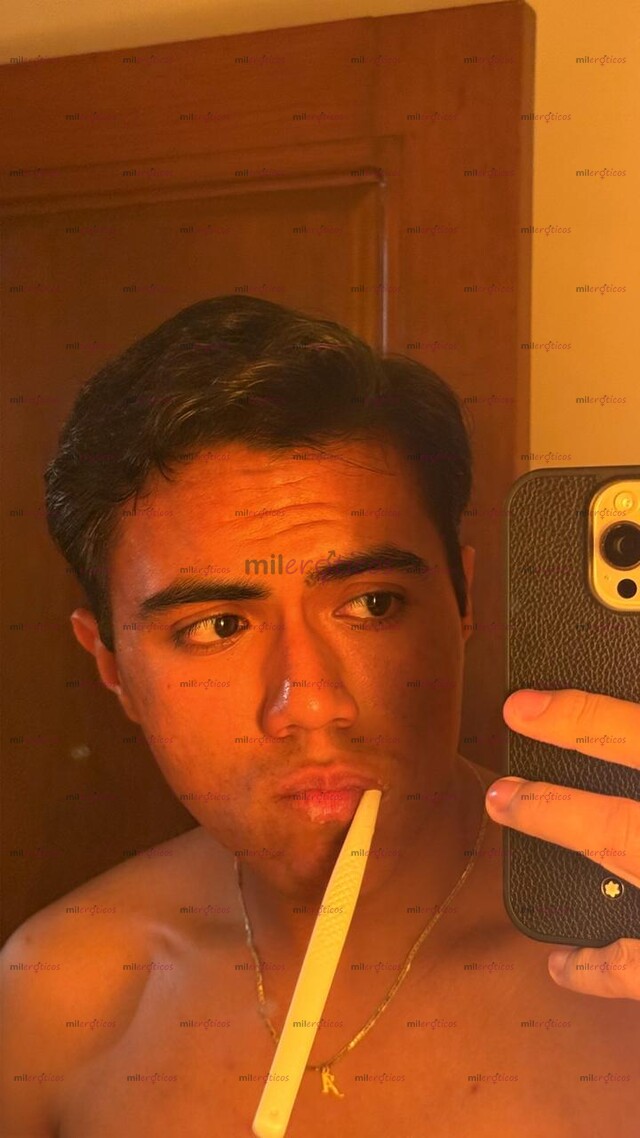 FOTOS DE CHICO UNIVERSITARIO COMPLACIENTE Y CARIÑOSO