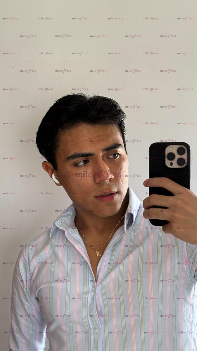 FOTOS DE CHICO UNIVERSITARIO COMPLACIENTE Y CARIÑOSO