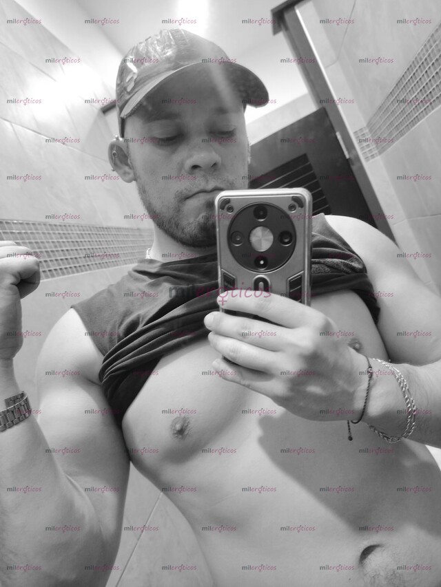 FOTOS DE JOVEN COMPLACIENTE, DANDO LOS BUENOS MOMENTOS PARA DISFRUTAR