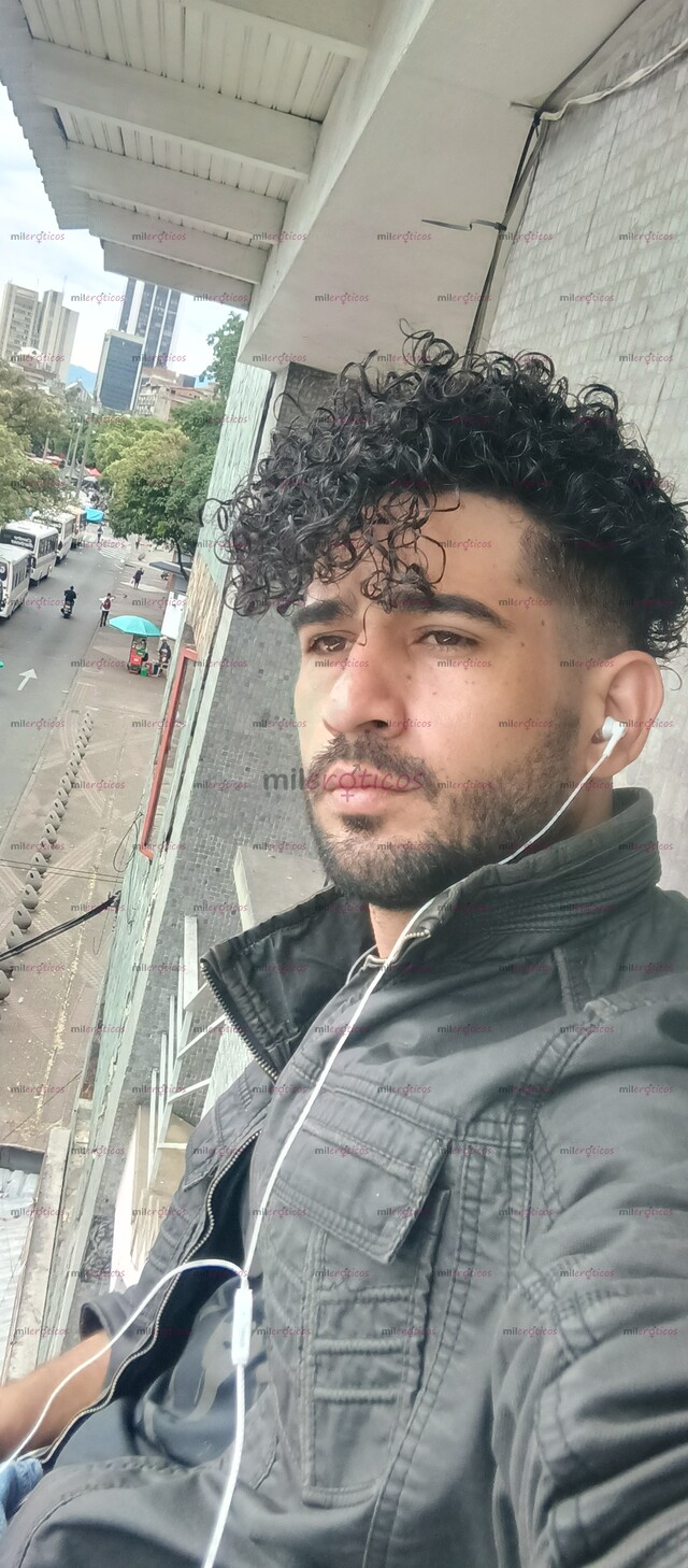 FOTOS DE VENEZOLANO ARDIENTE EN LA CIUDAD DE BOGOTÁ....CALIENTE Y CONDESEOS DE DARTE DURO