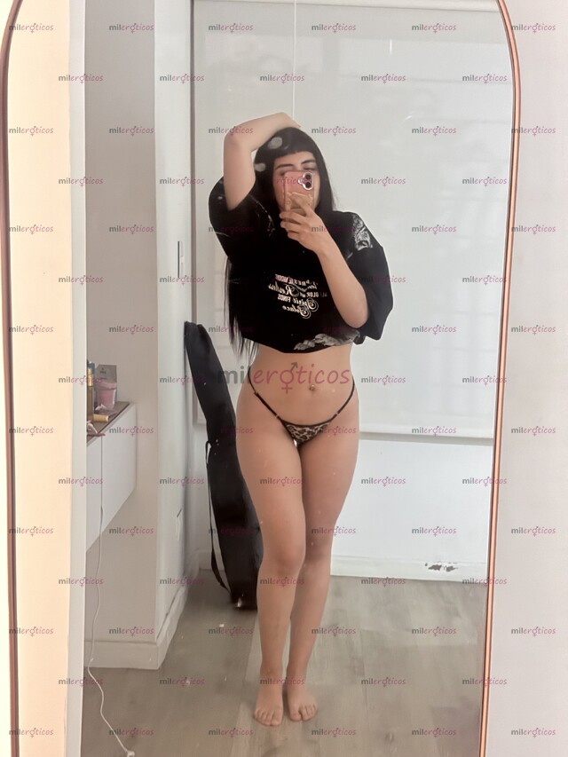 FOTOS DE MORENA HERMOSA DE 1.60 CON CURVAS ESPECTACULARES, MIRADA SENSUAL