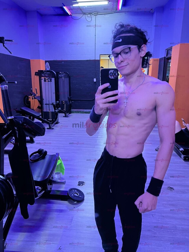 FOTOS DE HOMBRE JOVEN ALTO Y ATLÉTICO PARCHADO Y DESPREOCUPADO NO DUDES EN CONTACTAR ME