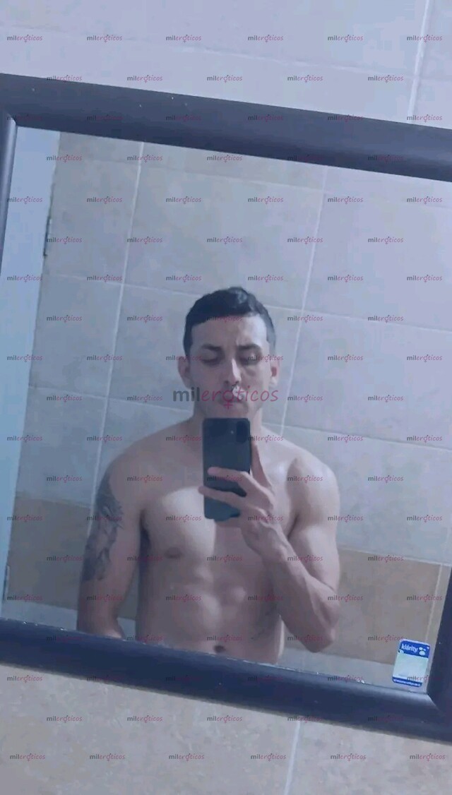 FOTOS DE CONTENIDO PREMIUM JOVEN DOTADO CUERPO ATLÉTICO MUY COMPLACIENTE
