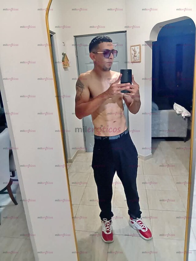 FOTOS DE CONTENIDO PREMIUM JOVEN DOTADO CUERPO ATLÉTICO MUY COMPLACIENTE