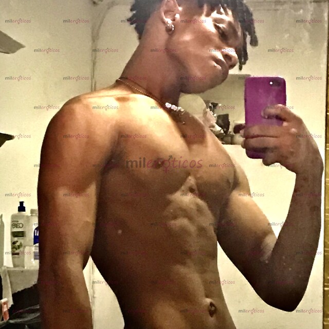 FOTOS DE UNIVERSITARIO NEGRO DOMINANTE ACTIVO CON CARA DE JOVEN