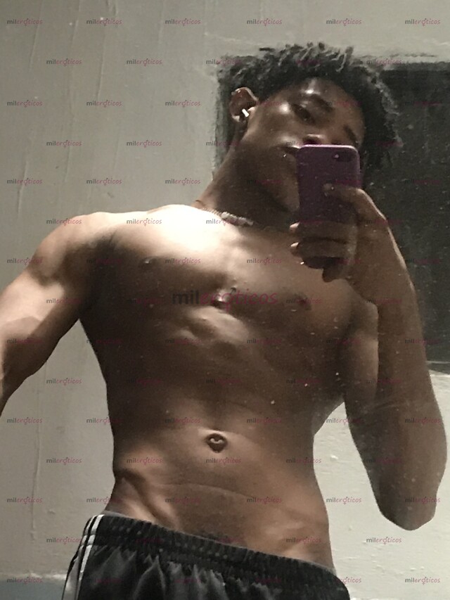 FOTOS DE UNIVERSITARIO NEGRO DOMINANTE ACTIVO CON CARA DE JOVEN