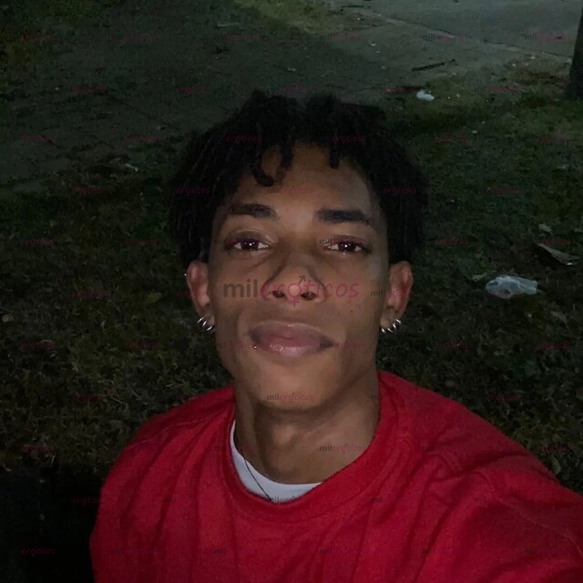 FOTOS DE UNIVERSITARIO NEGRO DOMINANTE ACTIVO CON CARA DE JOVEN
