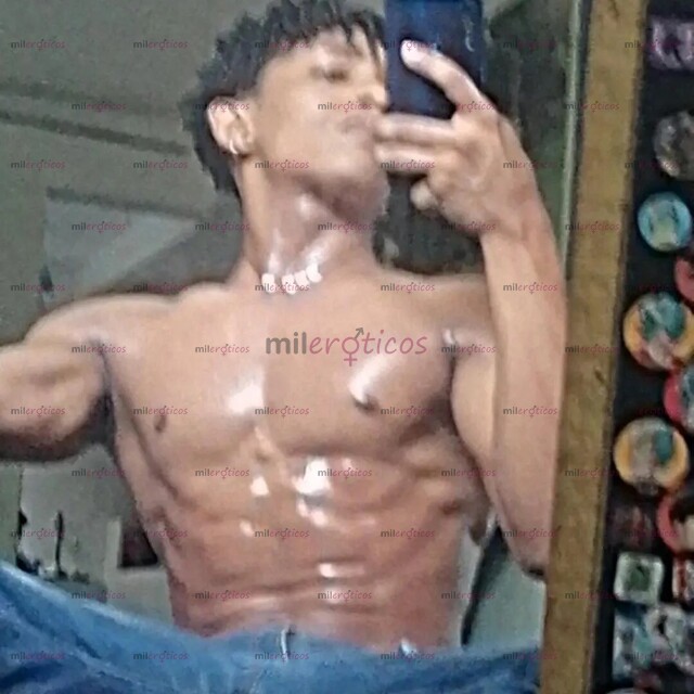 FOTOS DE UNIVERSITARIO NEGRO DOMINANTE ACTIVO CON CARA DE JOVEN