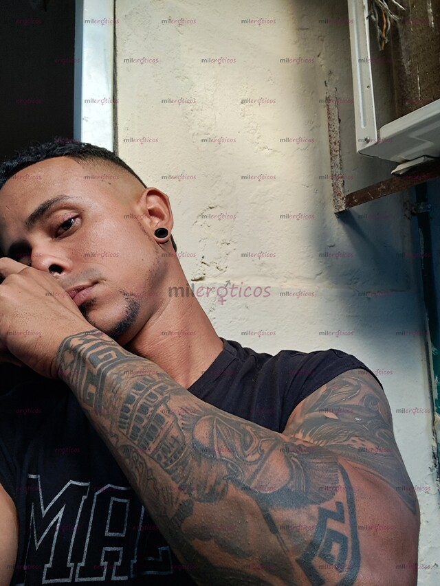 FOTOS DE MORENO TATUADO DOTADO ABRE VAGINAS SUPER LECHERO