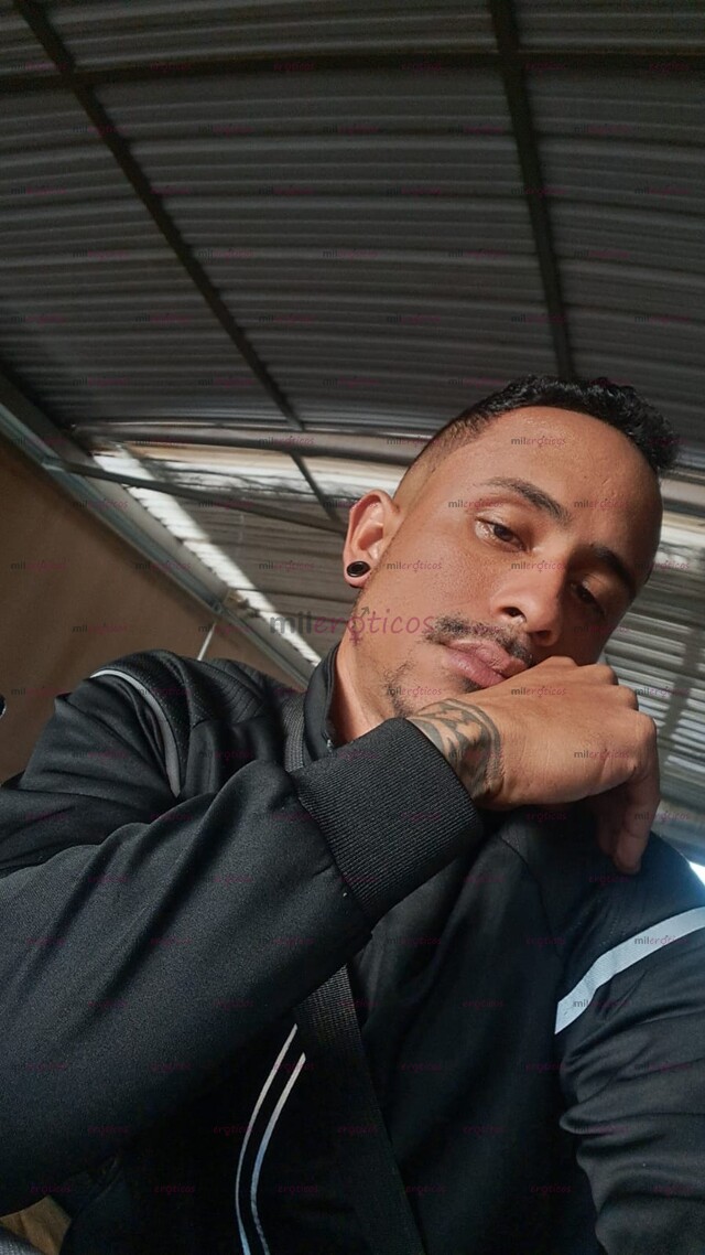 FOTOS DE MORENO TATUADO DOTADO ABRE VAGINAS SUPER LECHERO