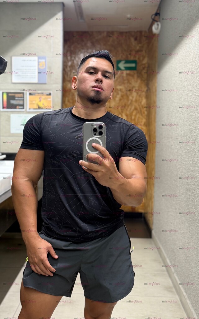 FOTOS DE ESTE CHACAL MUSCULOSO. TE LA CLAVA RICO MACHO INTENSO DOTADO GUAPO Y LECHERO