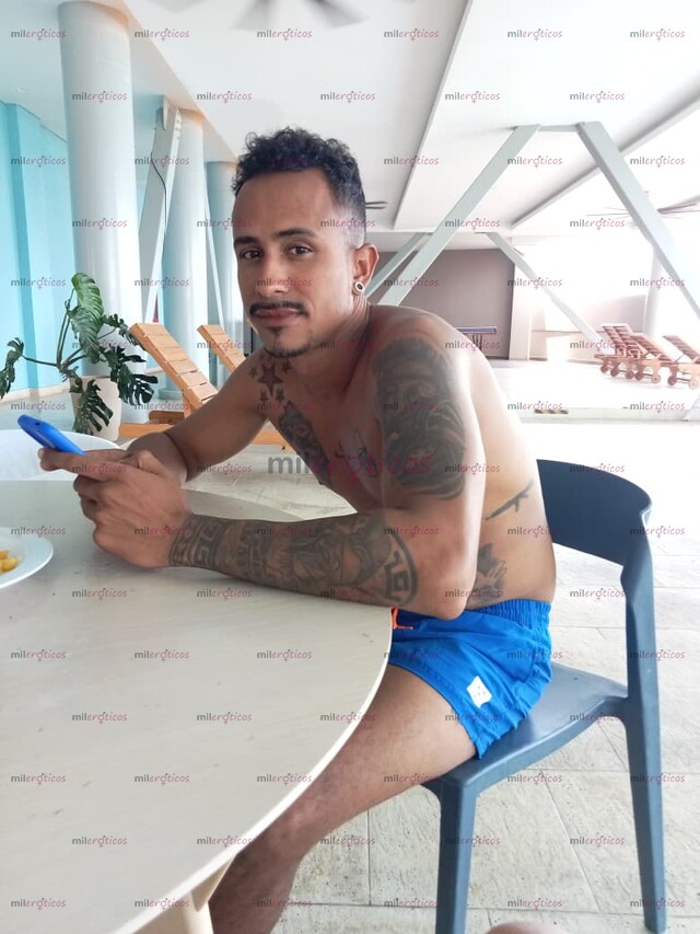 FOTOS DE MACHO HETEROSEXUAL DOTADO REY LECHERO ABRE CULOS
