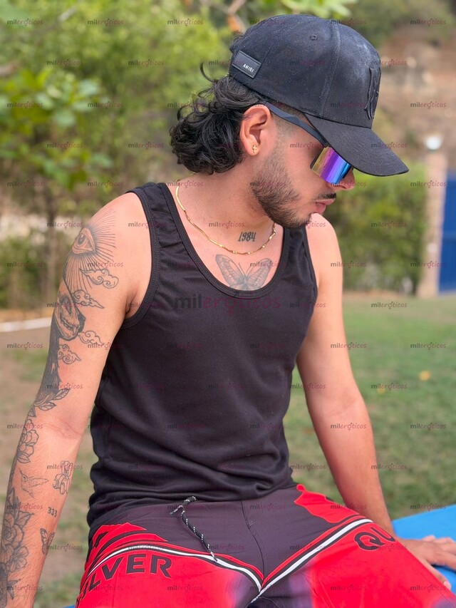 FOTOS DE JOVEN PAISA, TATUADO CON BARBA. DISPONIBLE A TODA HORA