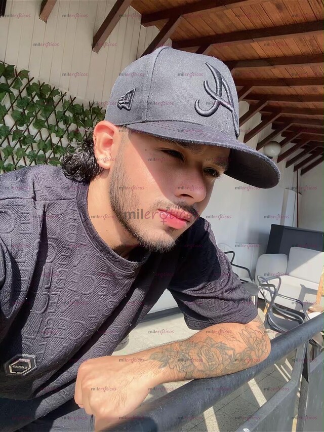 FOTOS DE JOVEN PAISA, TATUADO CON BARBA. DISPONIBLE A TODA HORA