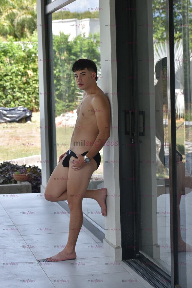 FOTOS DE JOVEN PASIVO COMPLACIENTE , CONVERSADOR Y EXTROVERTIDO