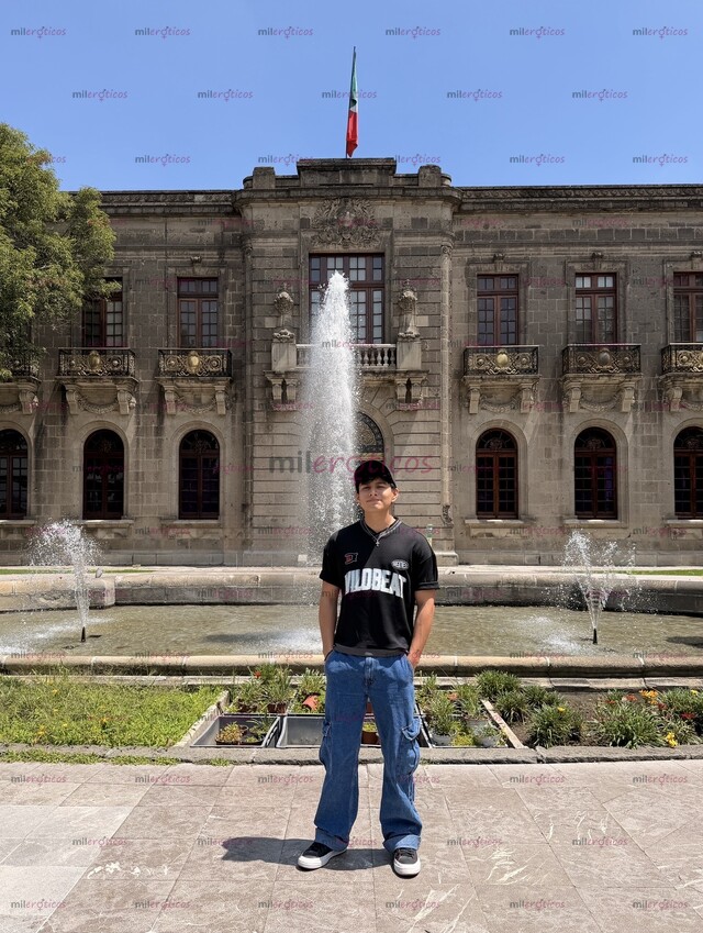 FOTOS DE JOVEN DISCRETO Y PASIVO, AMBIENTE RELAJADO.