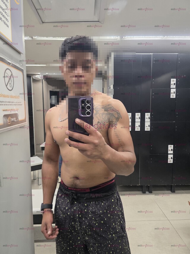FOTOS DE HOMBRE JOVEN DE BUEN FÍSICO ATENTO CARIÑOSO Y COGELÓN