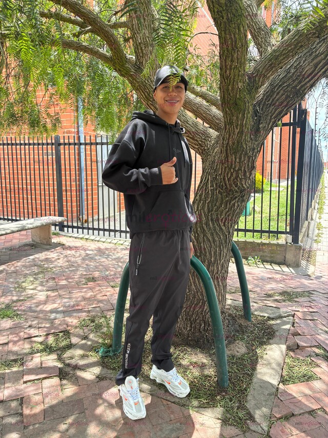 FOTOS DE JOVEN SERIO DISCRETO MUY MORBOSO DISPUESTO A COMPLACERTE