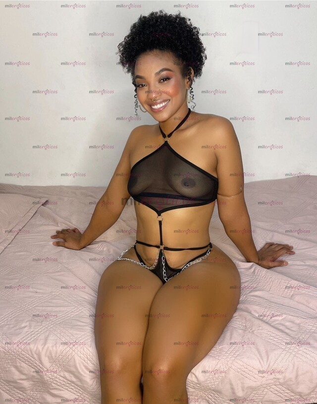 FOTOS DE MORENA EXÓTICA, CURVAS QUE ENAMORAN Y UNA SONRISA QUE TE ATRAPA