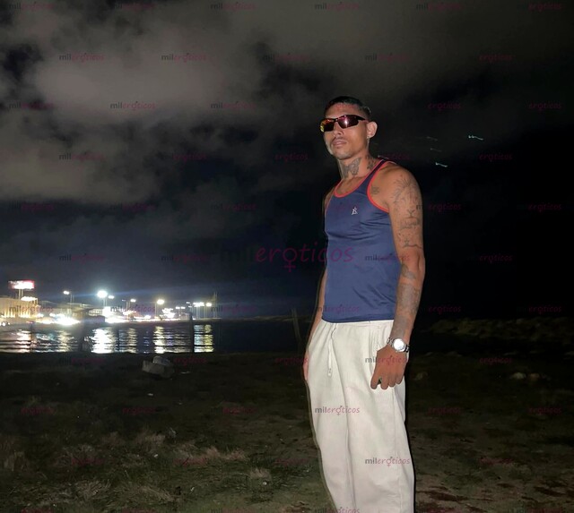 FOTOS DE LATINO MORENO TATUADO, DOTADO Y CABALLERO EN LAURELES