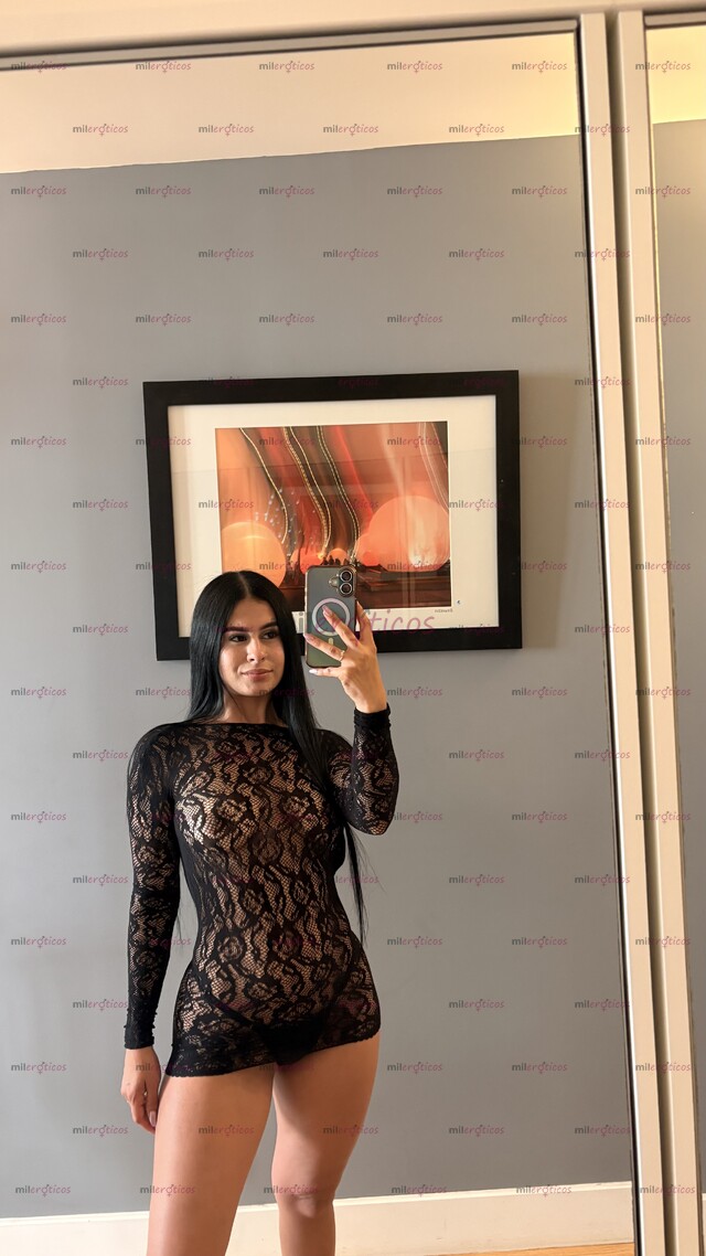 FOTOS DE TÚ HERMOSA FLACA SHANELL DE 20 AÑOS EN EL MESA