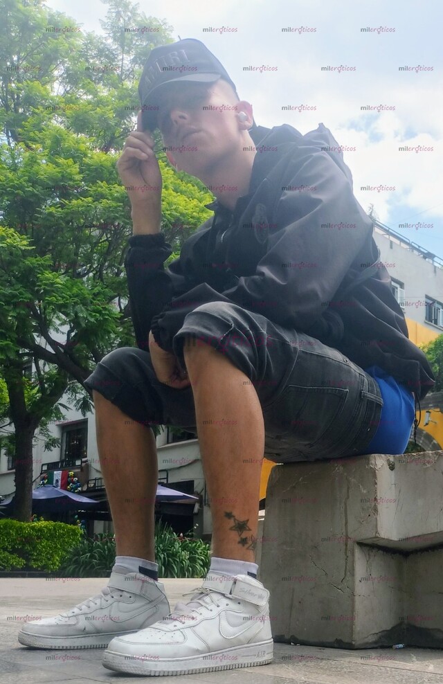 FOTOS DE MORRILLO DE 24 AÑOS DE 21CM METE EL PITO ASTA EL FONDO Y DA LECHE.